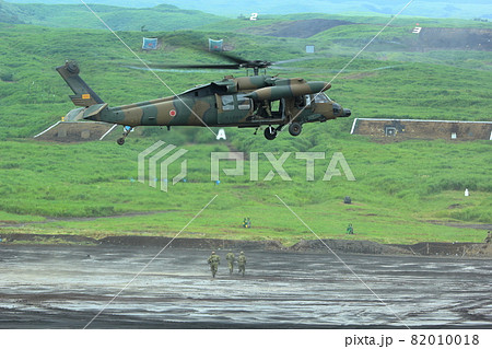 自衛隊のヘリコプターからのリペリング降下訓練（UH-60JA　富士 総合火力演習　静岡県） 82010018