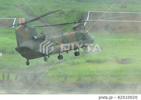 自衛隊の輸送ヘリコプター(CH-47、チヌ 富士 総合火力演習 静岡県) 自衛隊の輸送ヘリコプター(CH-47、チヌ 富士 総合火力演習 静岡県) 82010020