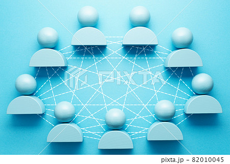 ネットワークテクノロジーのイメージ。人型のブロックと、通信構造。 ネットワークテクノロジーのイメージ。人型のブロックと、通信構造。 82010045