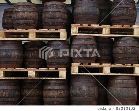 Pallets with vintage oak barrels of craft beer 82010132