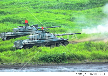自衛隊の実弾演習(74式戦車 富士 総合火力演習 静岡県) 自衛隊の実弾演習(74式戦車 富士 総合火力演習 静岡県) 82010201