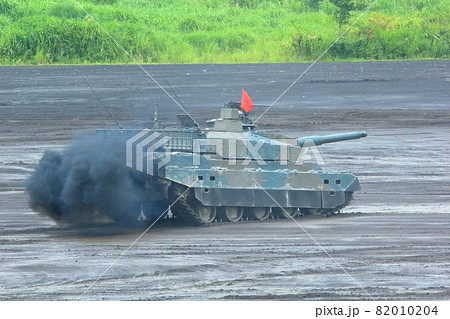 戦車の後退行進射（10式戦車　富士 総合火力演習　静岡県） 82010204