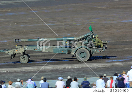 自衛隊の演習風景（155mm榴弾砲FH70　富士 総合火力演習　静岡県） 82010409