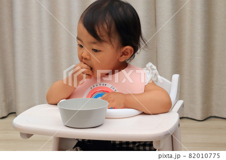 離乳食を食べる子供 離乳食を食べる子供 82010775