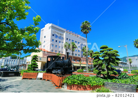 【愛媛県】快晴下のJR宇和島駅と宇和島鉄道SL1号機関車 82012421