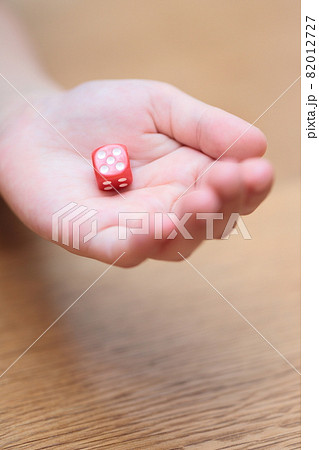 サイコロを振る女の子の手 82012727