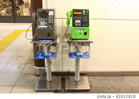 東京都台東区上野の上野駅 日本のデジタル公衆電話機MC-3PNC 公衆