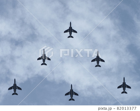 頭上を飛ぶブルーインパルス 82013377