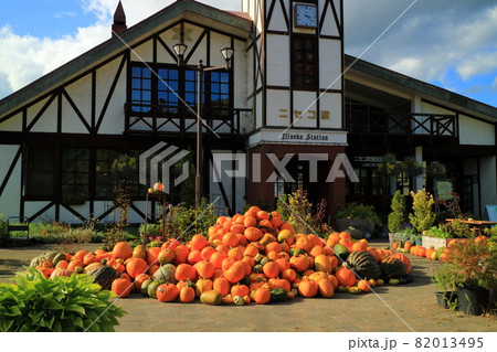 北海道 ニセコ町のハロウィーンのかぼちゃとニセコ駅 北海道 ニセコ町のハロウィーンのかぼちゃとニセコ駅 82013495
