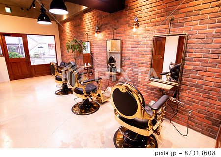 散髪をするバーバースタイルの美容室とその内装及びインテリア02 82013608