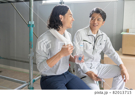 建築現場で休憩しながら会話する現場監督と大工さん 82013715