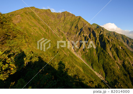 快晴の空と谷川岳双耳峰・西黒尾根(ラクダの背より) 快晴の空と谷川岳双耳峰・西黒尾根(ラクダの背より) 82014000