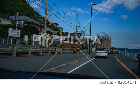 車窓から見た江ノ電と海岸線 82014171