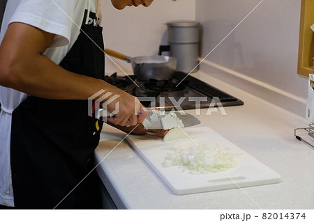 料理する男性 自炊イメージ写真素材 料理する男性 自炊イメージ写真素材 82014374