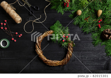 Manufacturer of Christmas decor with their own hands. Christmas wreath for the holiday. The new year celebration. Top view 82015301