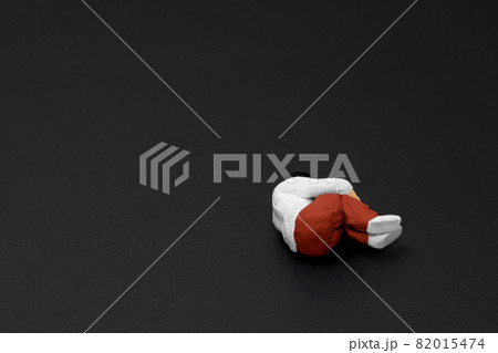 膝を抱える男性 82015474