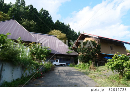 風景、民家、写真 岩手県遠野民話の里の南部曲家 過疎化の大きな曲がり家 風景、民家、写真 岩手県遠野民話の里の南部曲家 過疎化の大きな曲がり家 82015723