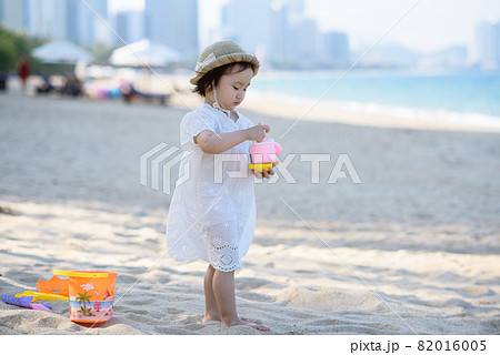 Mother and daughter picnic at the beach 82016005