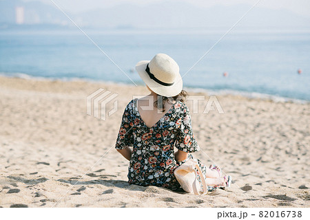 Young woman on sandy beach 82016738