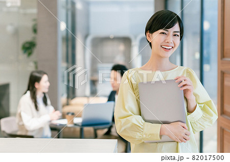 オフィスで仕事するビジネスウーマン　撮影協力：WEEK芝大門（サンフロンティア不動産） 82017500