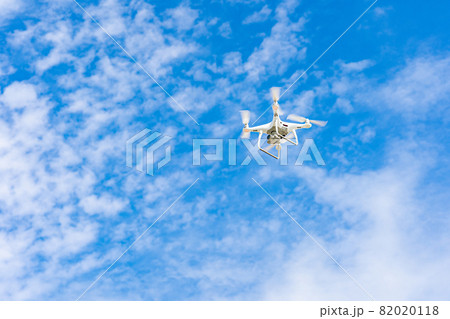 ドローンと青空 82020118