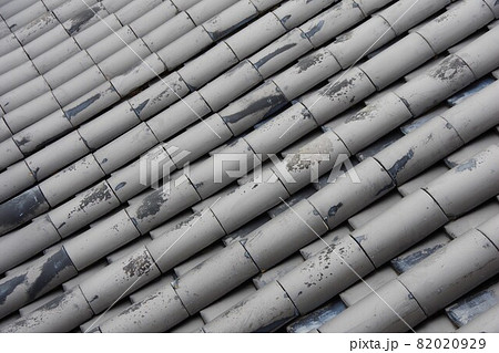 傷んだ瓦屋根 82020929