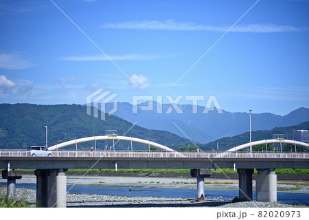 酒匂川と秋の丹沢山地 82020973