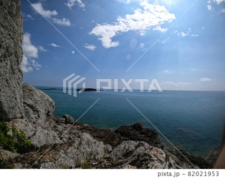 岩盤の上から見える海風景 岩盤の上から見える海風景 82021953