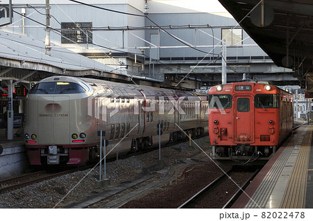 岡山駅に到着する寝台特急サンライズ瀬戸・出雲号 82022478