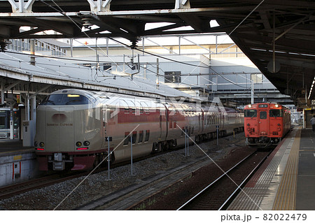 岡山駅に到着する寝台特急サンライズ瀬戸・出雲号 岡山駅に到着する寝台特急サンライズ瀬戸・出雲号 82022479
