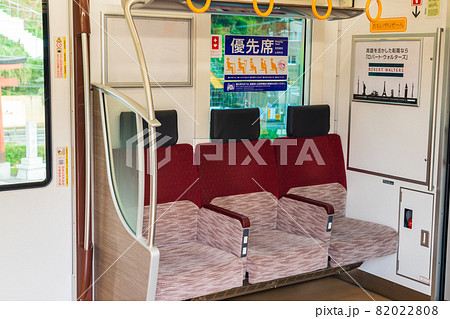 新しい京王特急の電車内風景 優先席 京王高尾線の高尾山口駅 新しい京王特急の電車内風景 優先席 京王高尾線の高尾山口駅 82022808
