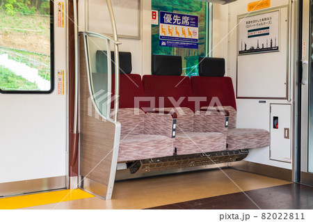 新しい京王特急の電車内風景 優先席 京王高尾線の高尾山口駅 新しい京王特急の電車内風景 優先席 京王高尾線の高尾山口駅 82022811
