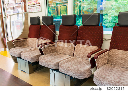 新しい京王特急の電車内風景 京王高尾線の高尾山口駅 新しい京王特急の電車内風景 京王高尾線の高尾山口駅 82022815