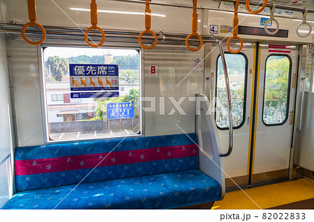 京王線の電車内風景 優先席 京王高尾線の高尾山口駅の写真素材 [82022833] - PIXTA