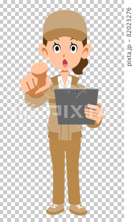 一個穿著米色工作服的女人的全身指著文件 82023276