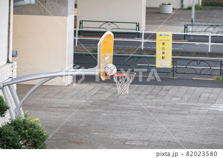 バスケットゴールに引っかかったボール 82023580
