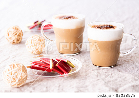 カフェラテでコーヒータイム 82023978