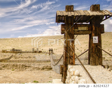 中国甘粛省 嘉峪関 長城第一墩景区・討頼河の峡谷にかかる吊橋 / Jiayuguan, China 82024327