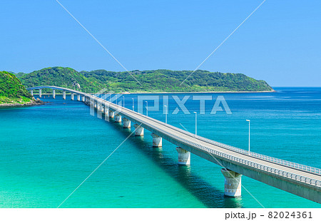 山口県下関市 コバルトブルーの海と快晴の角島大橋 山口県下関市 コバルトブルーの海と快晴の角島大橋 82024361