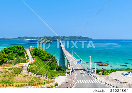山口県下関市　コバルトブルーの海と快晴の角島大橋 82024364
