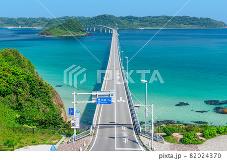 山口県下関市　コバルトブルーの海と快晴の角島大橋 82024370