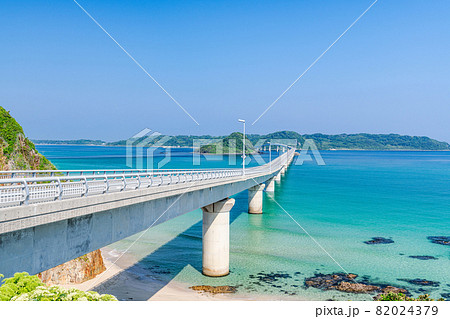 山口県下関市 コバルトブルーの海と快晴の角島大橋 山口県下関市 コバルトブルーの海と快晴の角島大橋 82024379
