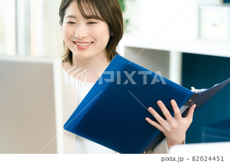 パソコンに向かって説明する女性 パソコンに向かって説明する女性 82024451