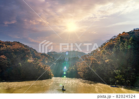 【千葉県 君津市】紅葉名所の亀山湖 82024524