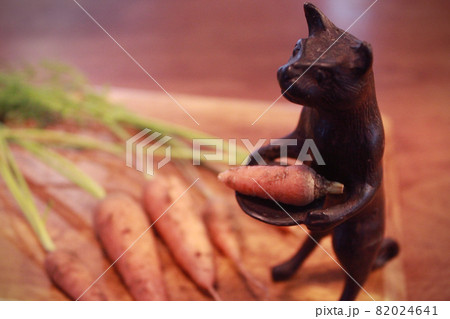 ミニキャロットを運ぶ黒猫 82024641