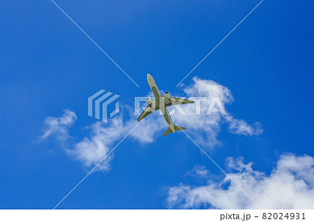 晴天の空に飛び立つ飛行機 82024931