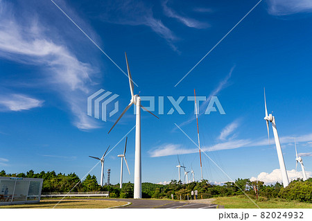 三重県津市　青山高原山頂にある風力発電施設 82024932