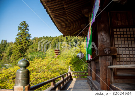 奈良県桜井市 新緑の美しい長谷寺の本堂と五重塔 奈良県桜井市 新緑の美しい長谷寺の本堂と五重塔 82024934