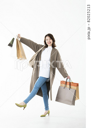 若い女性 買い物 バーゲン セール 白バック 若い女性 買い物 バーゲン セール 白バック 82025213