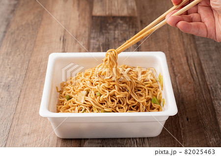 カップ焼きそば、ソース、混ぜる カップ焼きそば、ソース、混ぜる 82025463